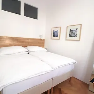 Apartment Center Apt In Best Area Near Park & Danube 20'to Airport, Wien
